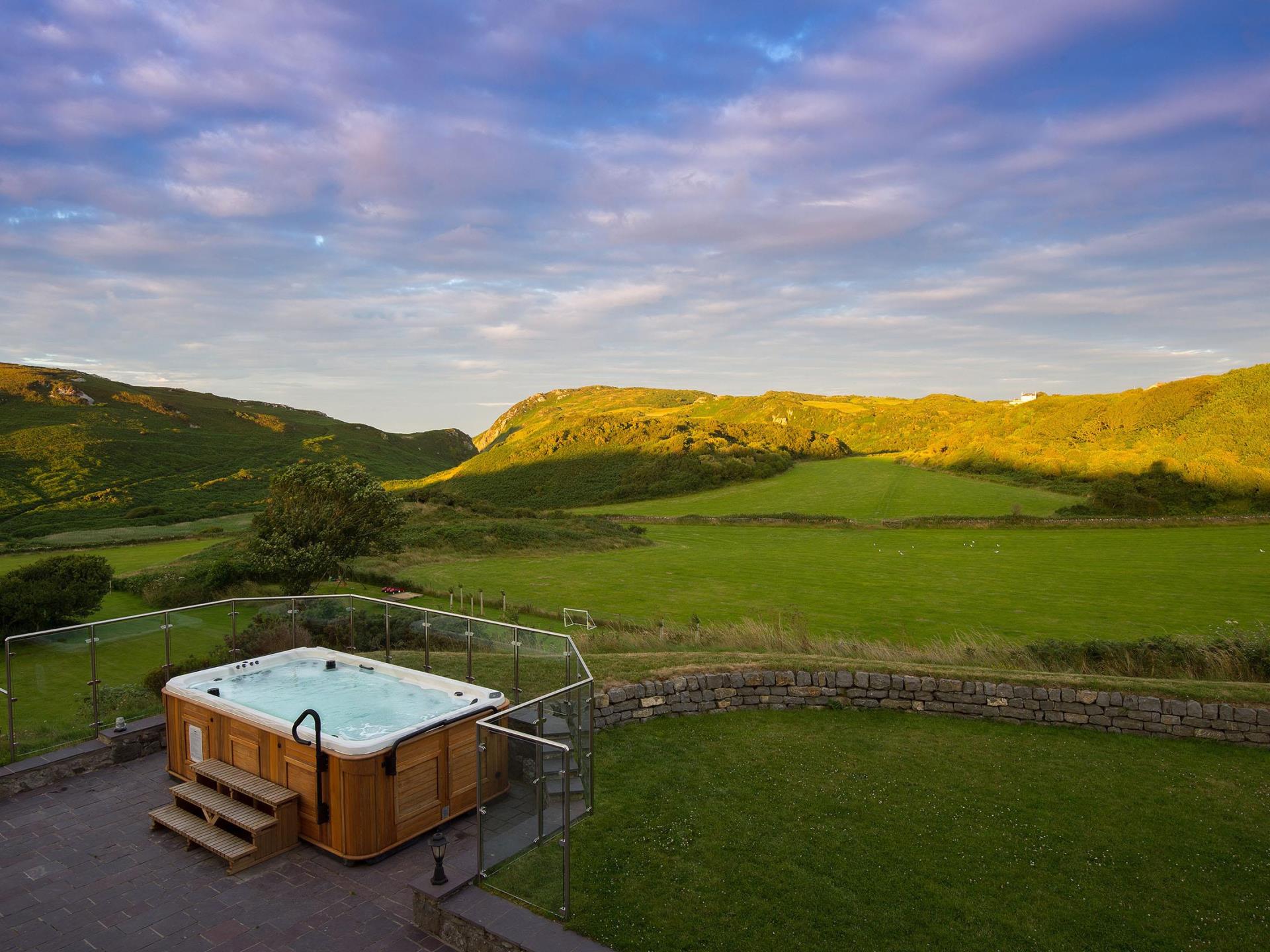 Llanlliana Hot Tub at Dusk