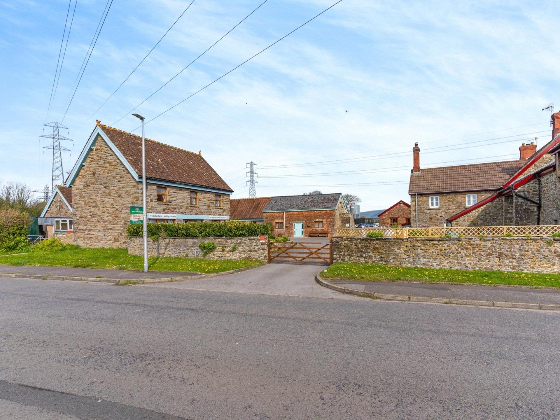 Front entrance to Tyn-Cellar farm