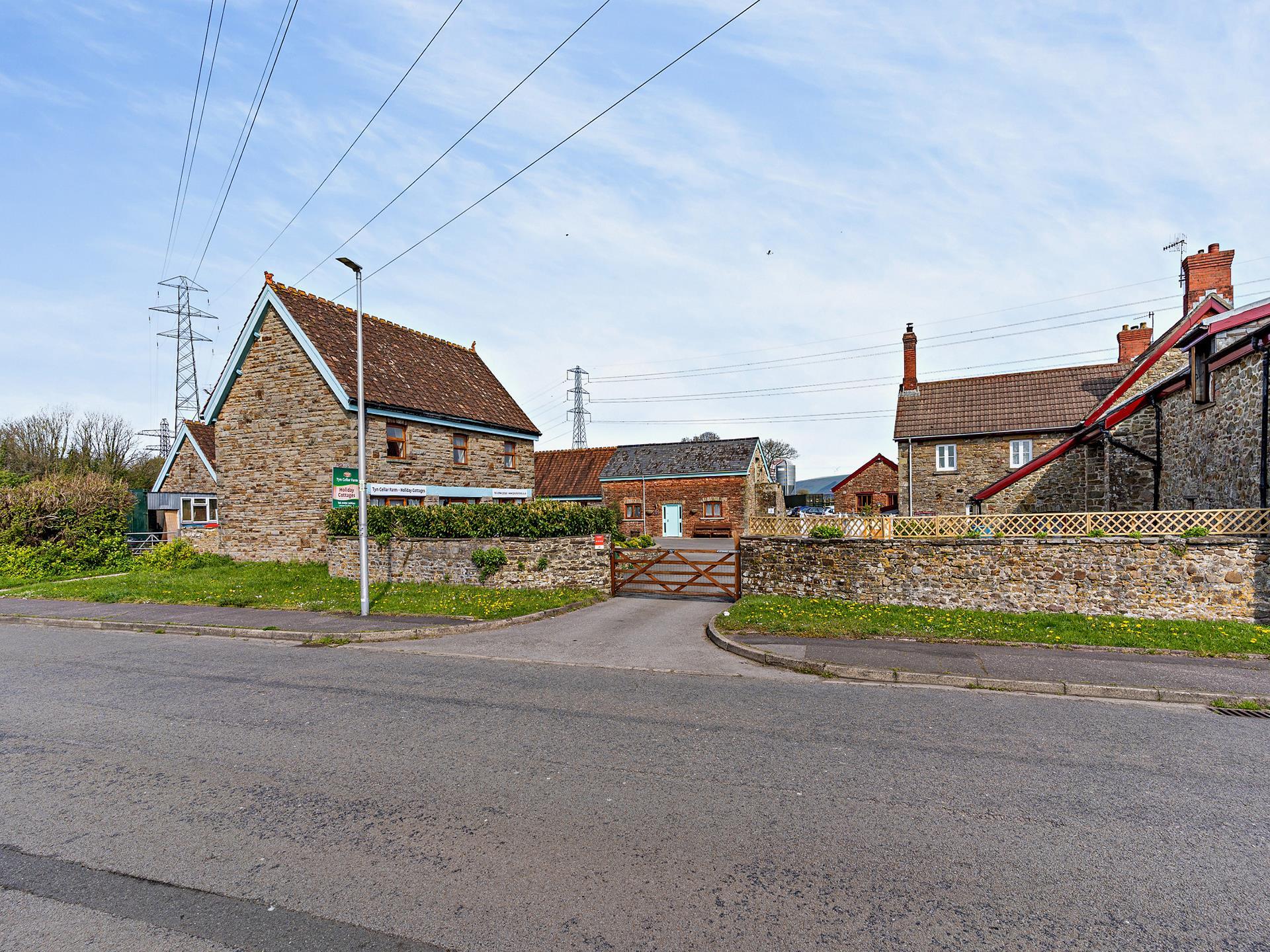 Front entrance to Tyn-Cellar farm