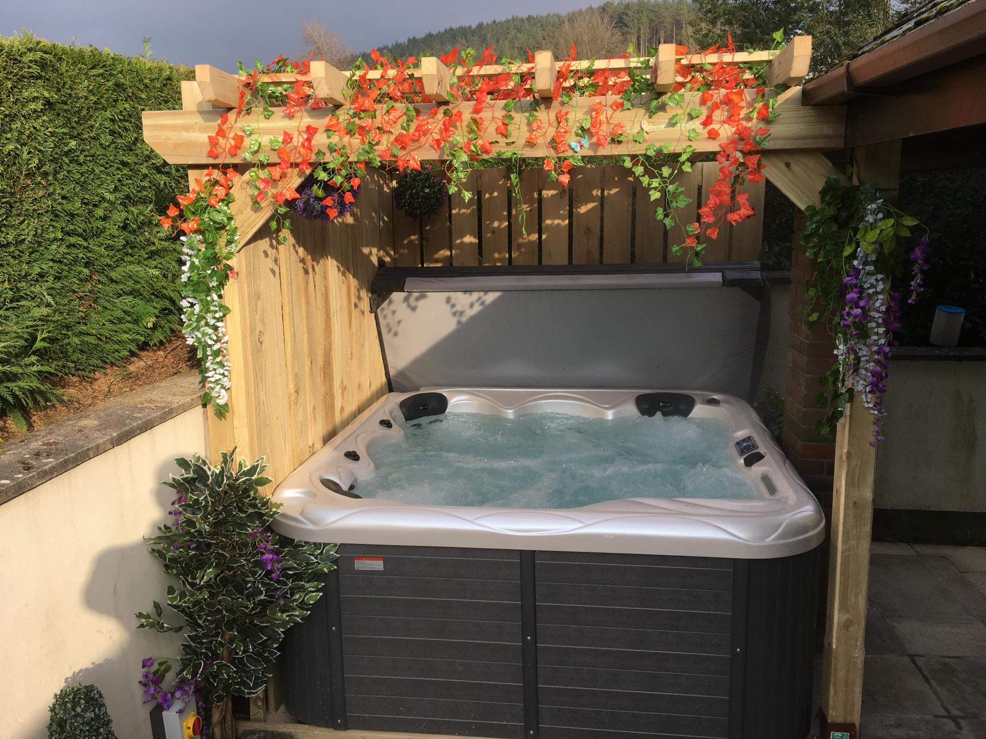 Hot tub at Dyffryn Haidd