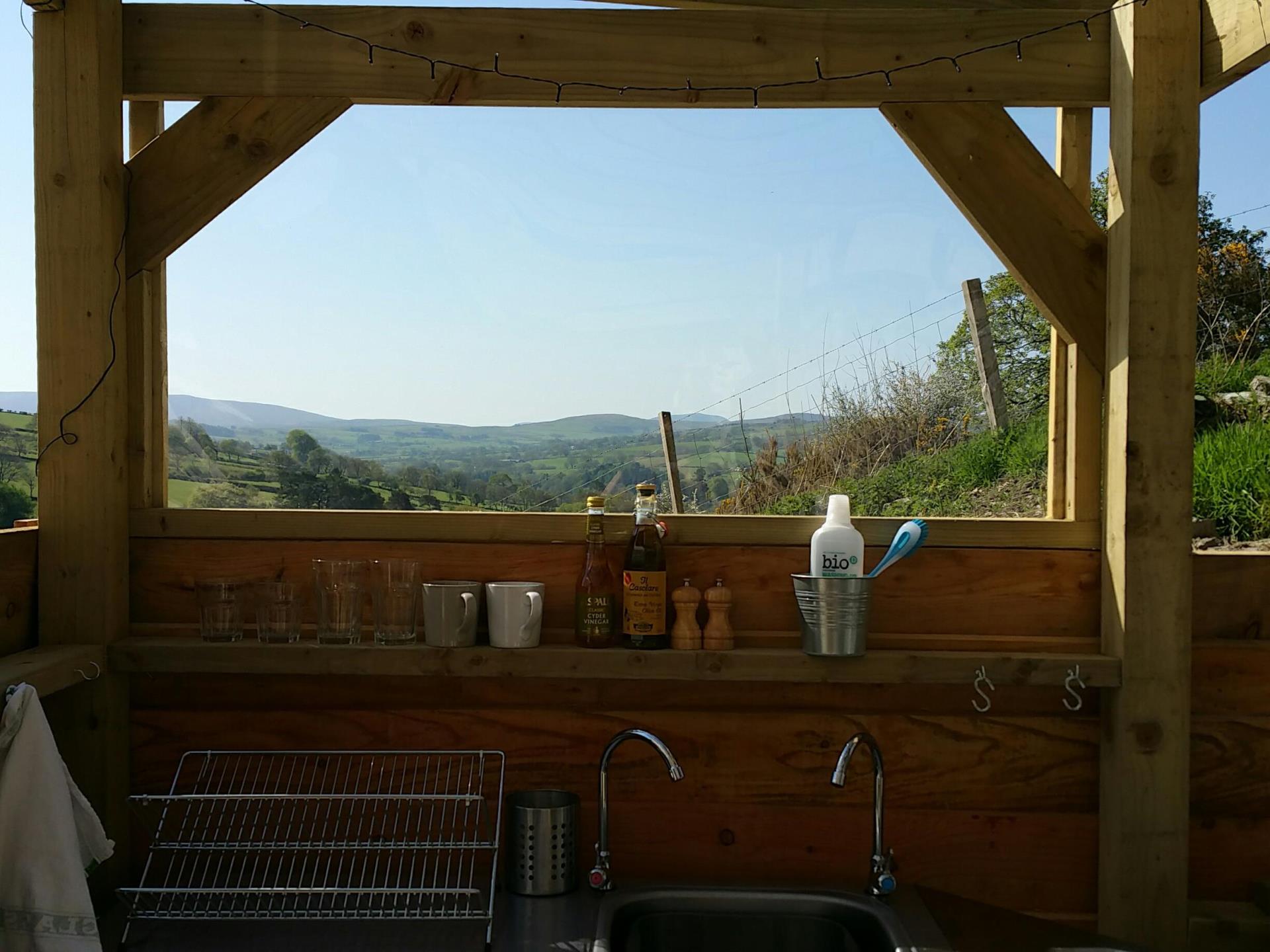 Owl outdoor kitchen - washing up with a view!