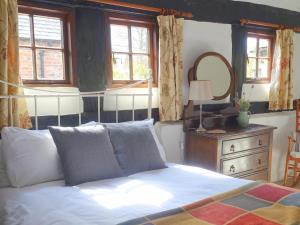 Stableyard Cottage's 17th century double bedroom