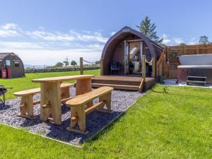 Luxury Glamping Pod with Hot Tub