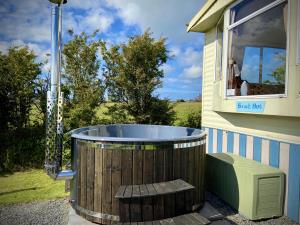 The Beach Hut with its private hot tub 