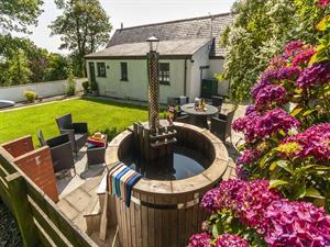 Pembrokeshire holiday cottage with log fired woode