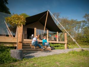 Camnant Safari Tent Sun Deck and Hot Tub 